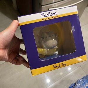 Pusheen cup and figure